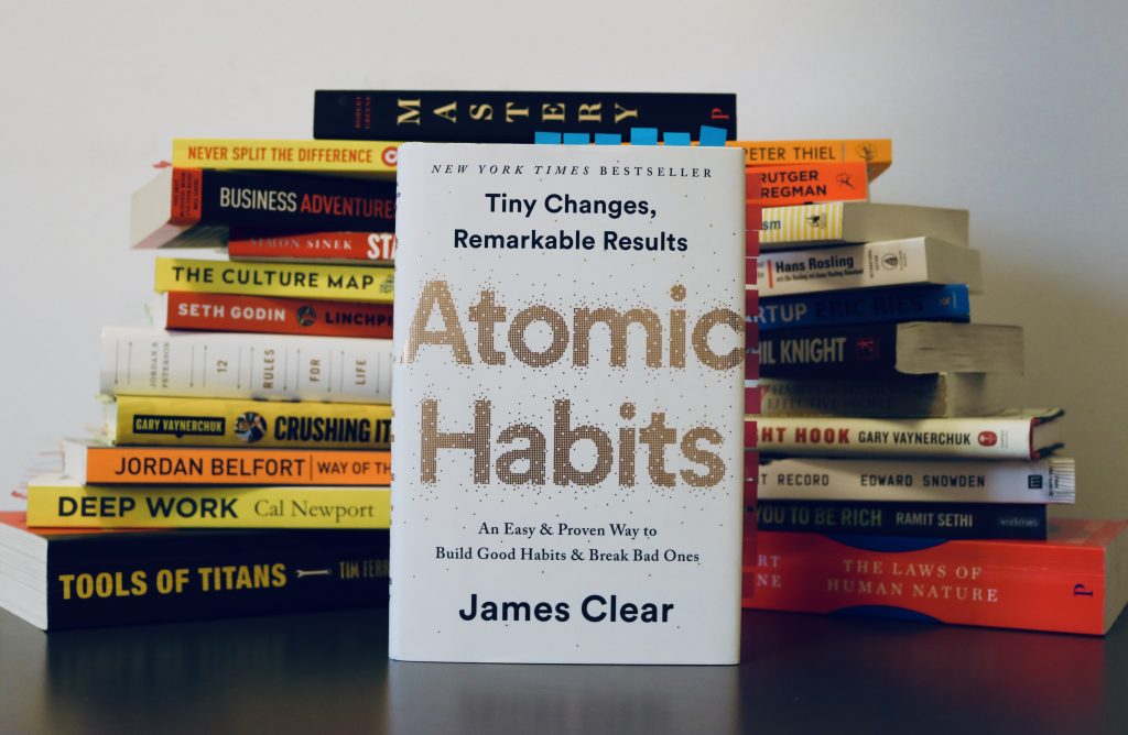 Atomic Habits (libro) que habla de cómo crear hábitos.