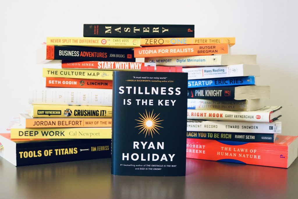 En el libro Stillness Is The Key por Ryan Holiday se presenta en cada capítulo un hábito para potenciar nuestra vida.