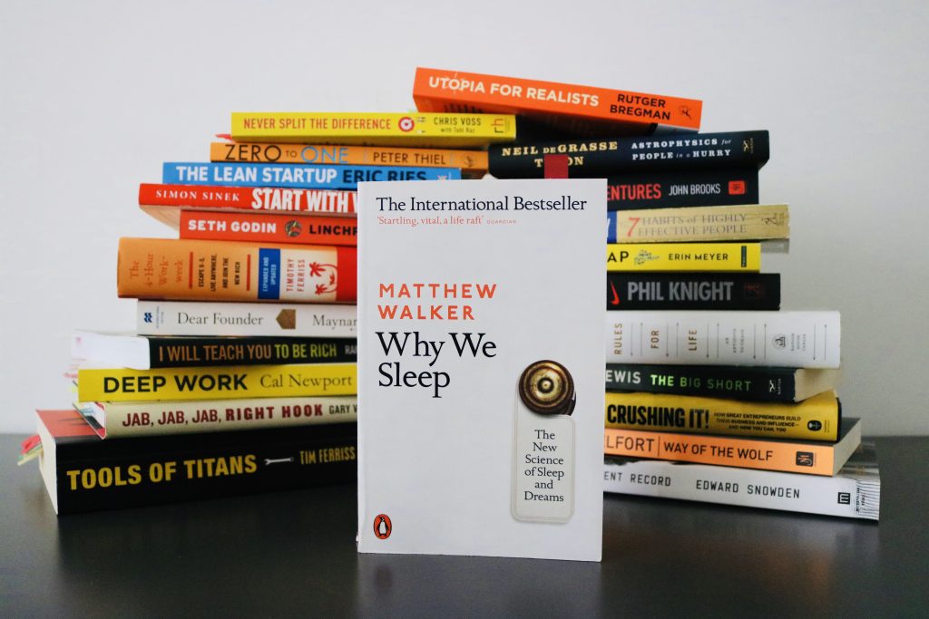 Why We Sleep por Matthew Walker es un libro que habla únicamente sobre el dormir.